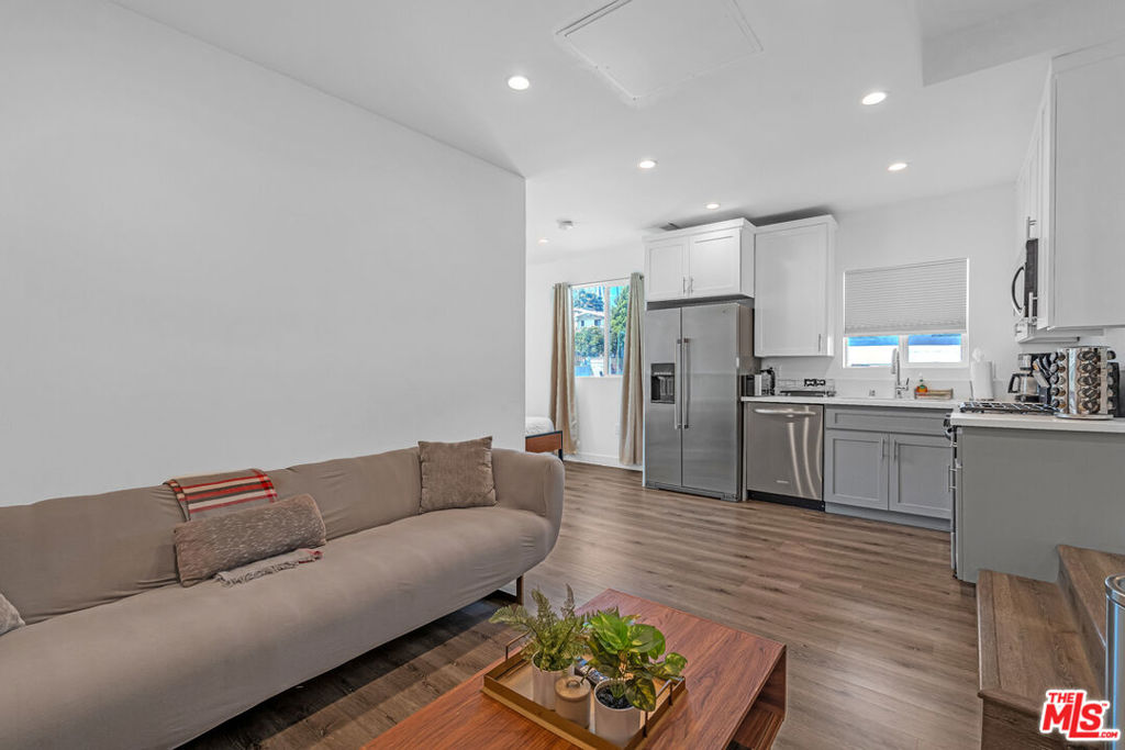 1540 N Bronson Avenue 16 Los Angeles CA, 9002864123703837441120