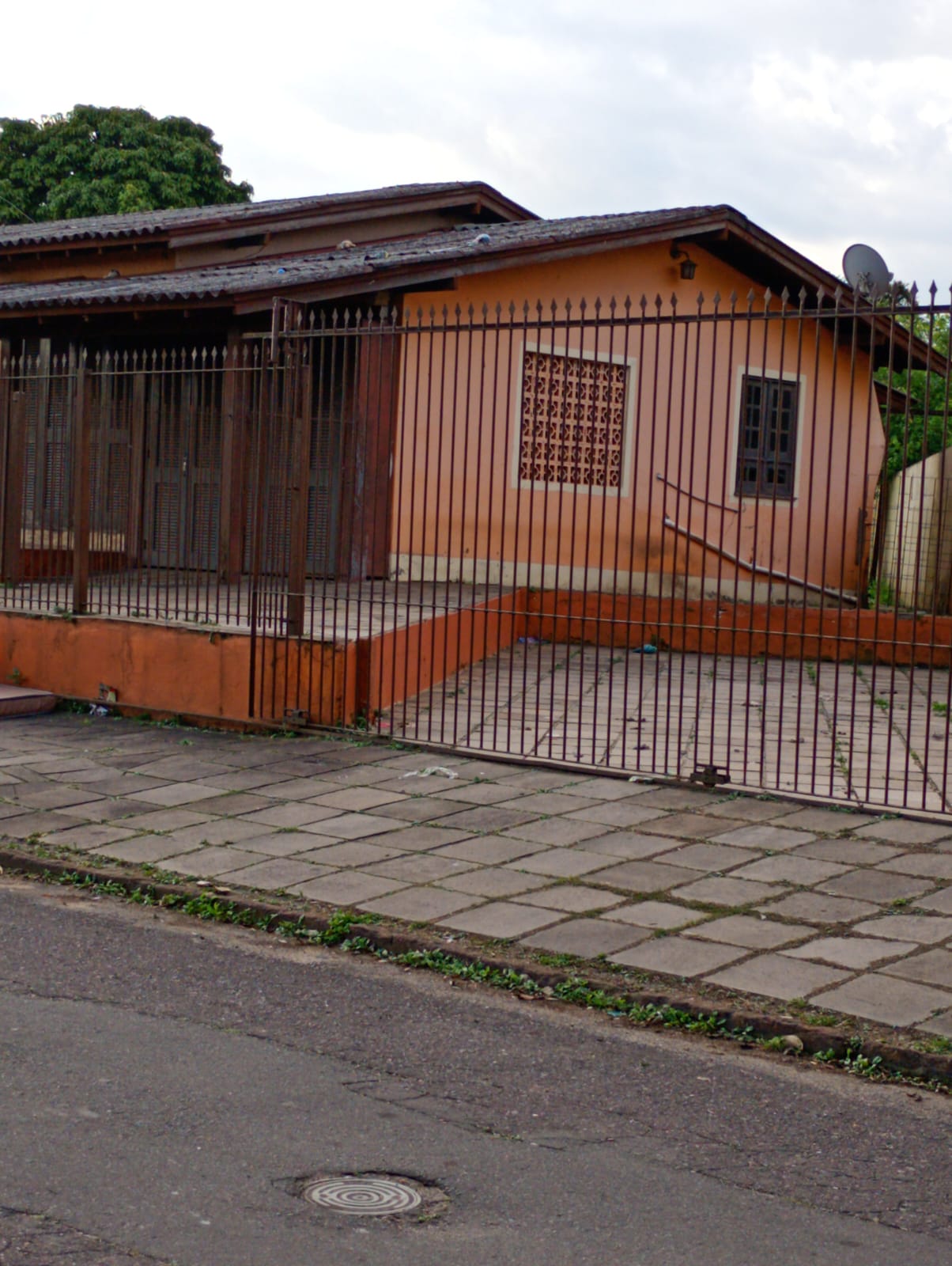 3-Bedroom House in Esteio with Patio and Covered Garage.