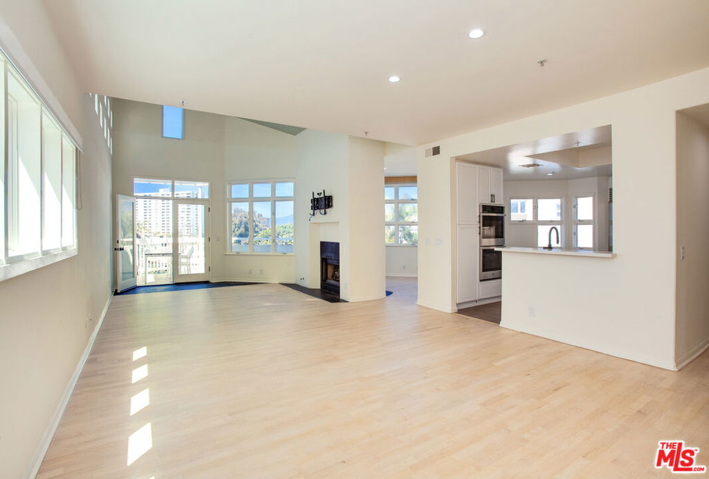 3002 3rd Street 311 Santa Monica CA, 9040564109803961985120
