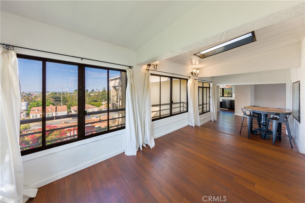 5845 S Mansfield Avenue Los Angeles CA, 9004363710039712513122