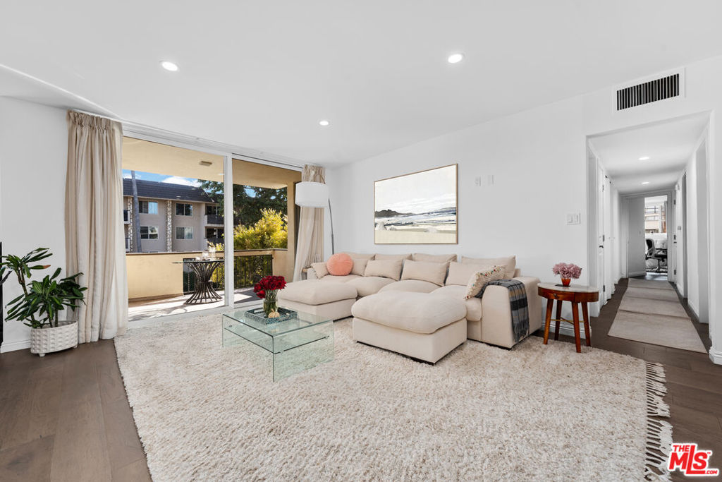 11970 Montana Avenue 207, Los Angeles CA, 9004963621226167937120
