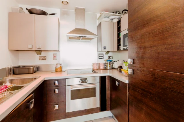 1B1B LH-Blackwall Way, London