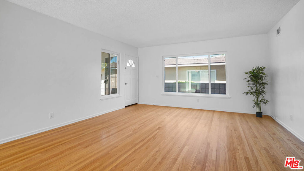 5320 W 57th Street Los Angeles CA, 9005664119680753539120