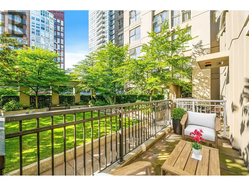 Th8 989 Richards Street, Vancouver, BC