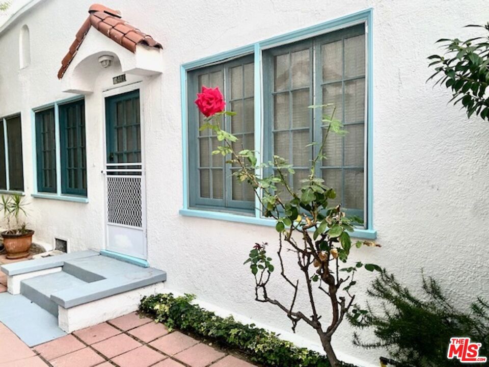 1040 N Sweetzer Avenue 1/2 West Hollywood CA, 9006964112848167939122