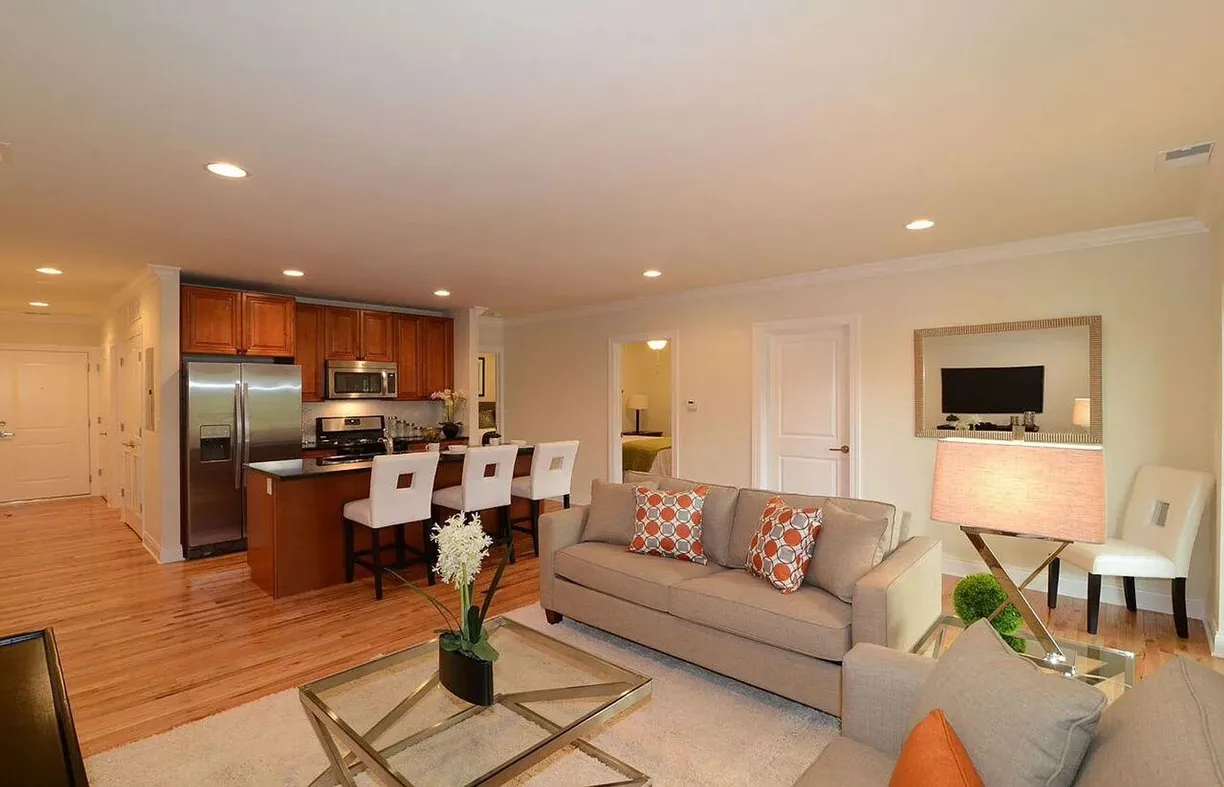 4520 N Beacon Street, 401