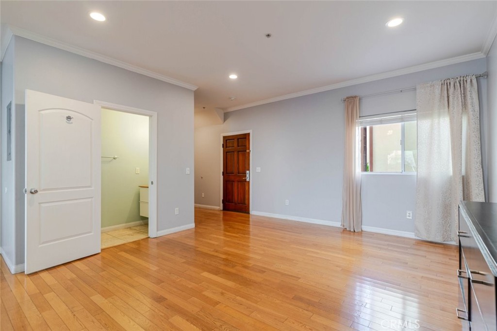 15053 Victory Boulevard 5 Van Nuys CA, 9141164130293566338122