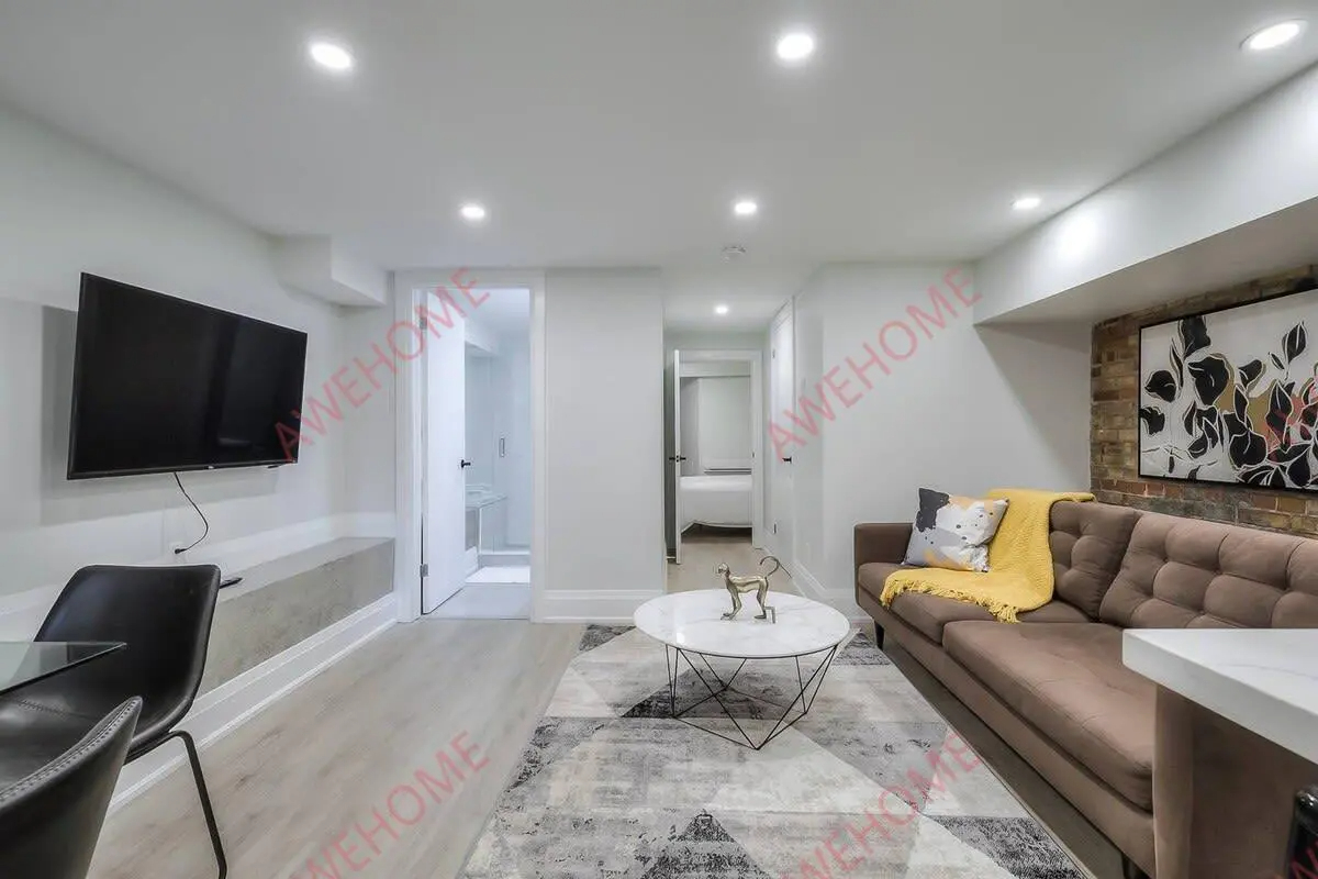 Snazzy 2BR Suite near Dundas Square63746205308547121