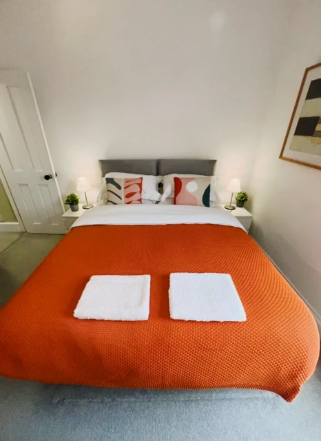 Non En-suite Room 1 Charming 2-Bedroom, Liverpool