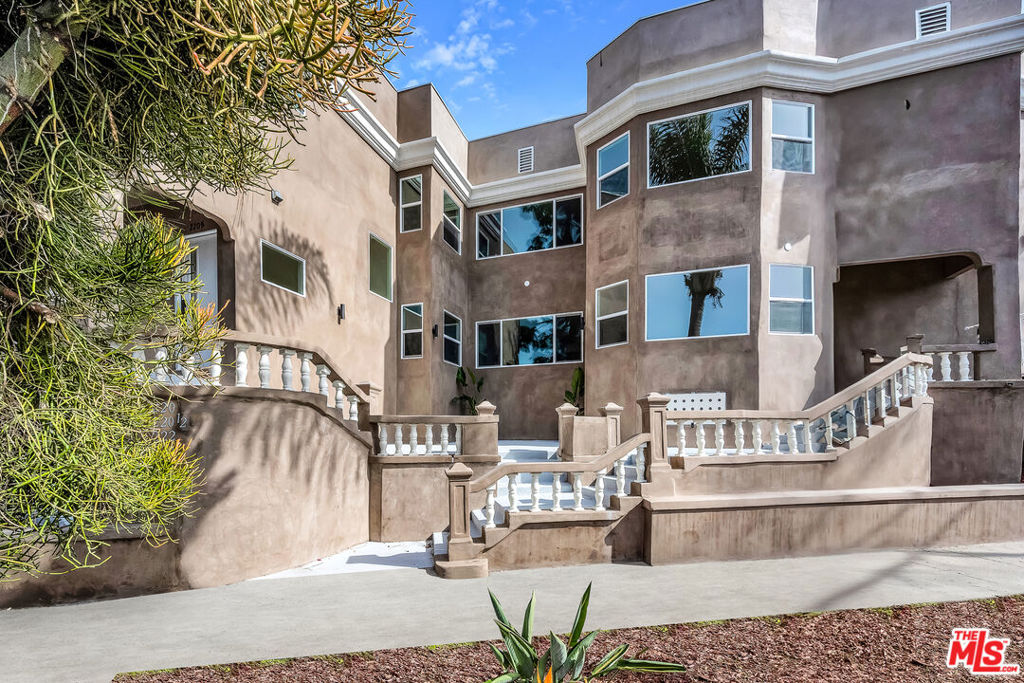 220 S Hoover Street Los Angeles CA, 9000464110208893314121