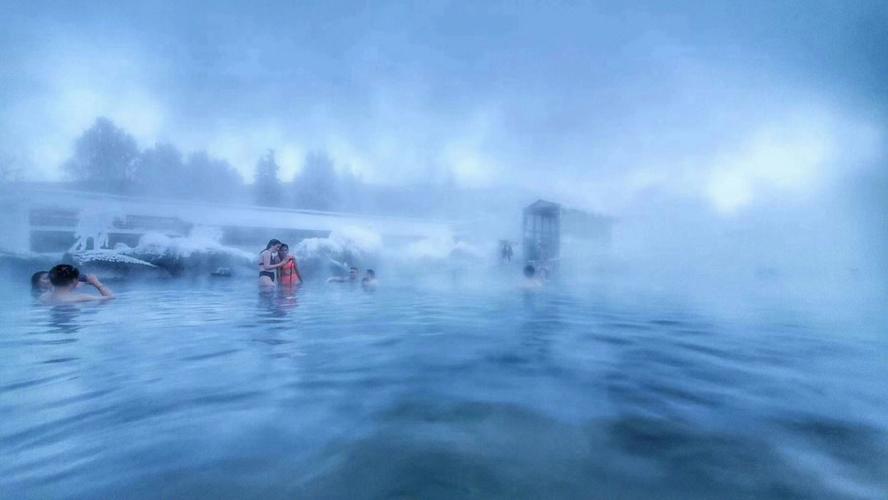 <1 día>【Grupo pequeño de 12 personas | Baño termal al aire libre en tendencia】Lo imprescindible en Fairbanks: Baño termal en Chena Hot Springs: Desafía el contraste entre hielo y fuego + Museo de esculturas de hielo + Prueba el cóctel especial en vaso de hielo, traslado desde y hacia hotel designado, tren aurora boreal con ventanas panorámicas de 270° + ventanas y asientos calefaccionados, traslado desde y hacia hotel + bebidas calientes incluidas + guía conductor en chino (grupo mínimo de 4 personas)64118961197186122