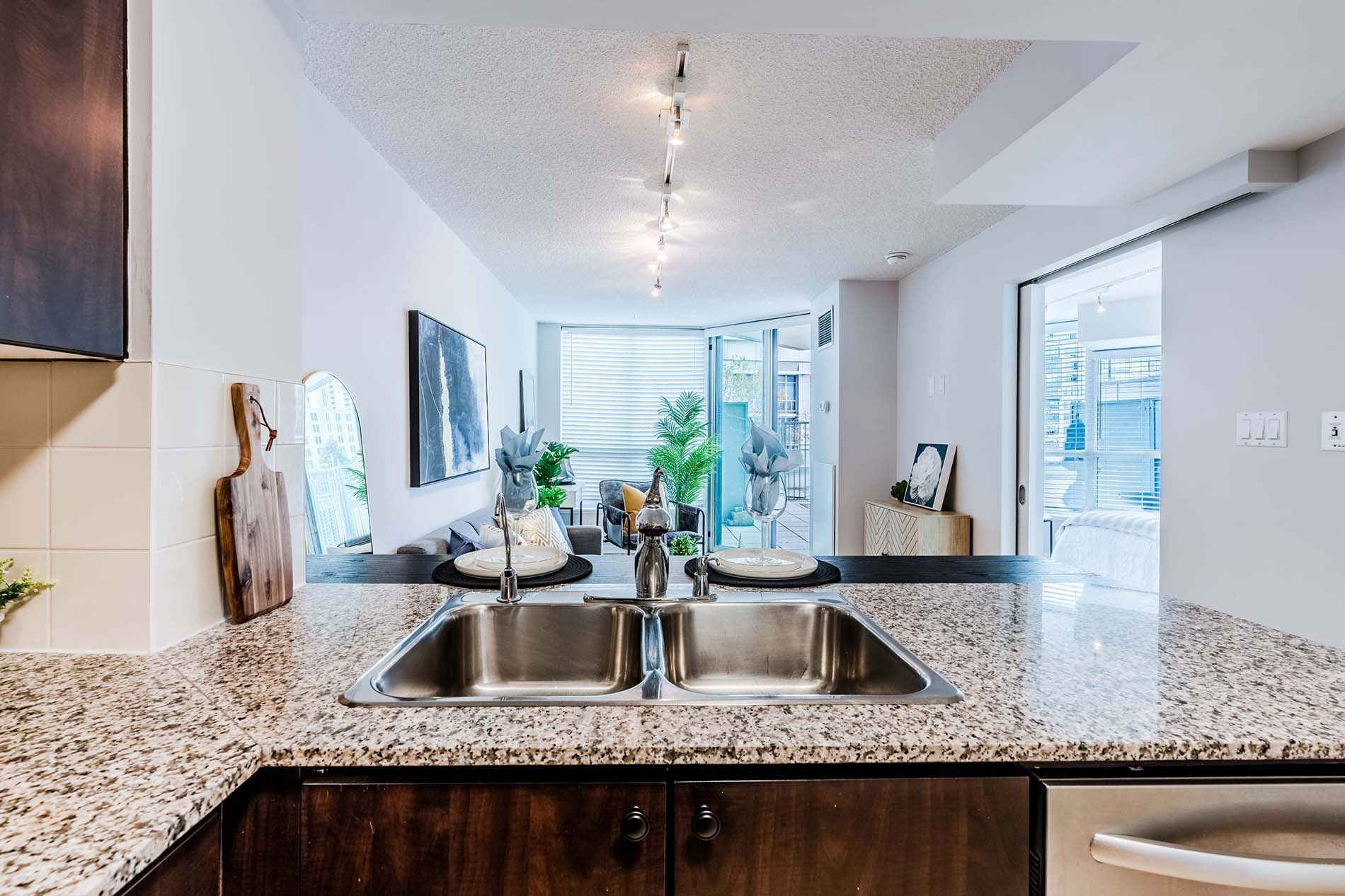 205 228 Queens Quay W