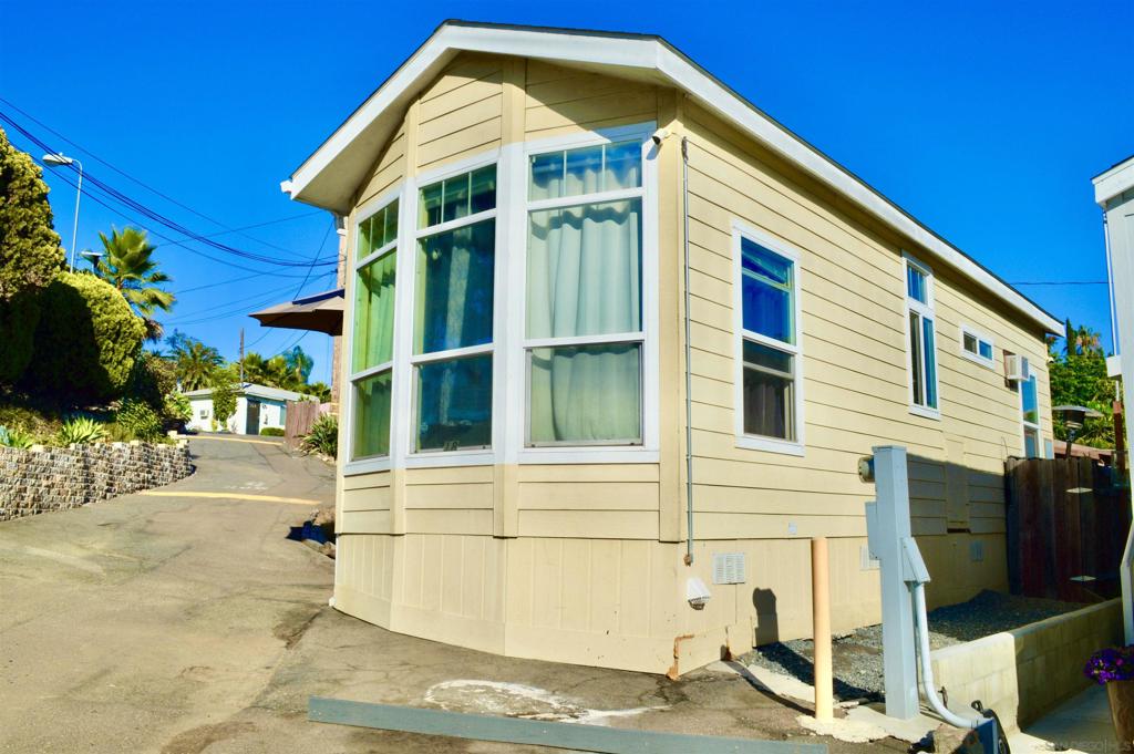 1045 E Vista Way 18 Vista CA, 9208464102176437889121