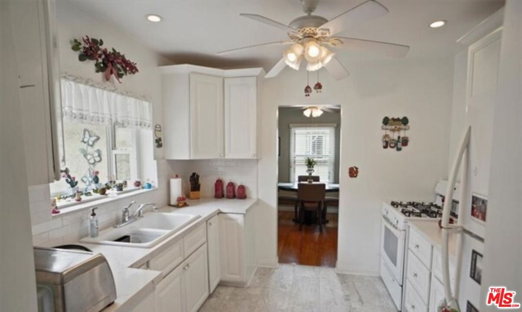6453 Montgomery Avenue Lake Balboa CA, 9140663788944414209120