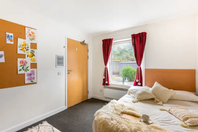Classic Room - 4 Bed Shared House Bramall Court, Sheffield
