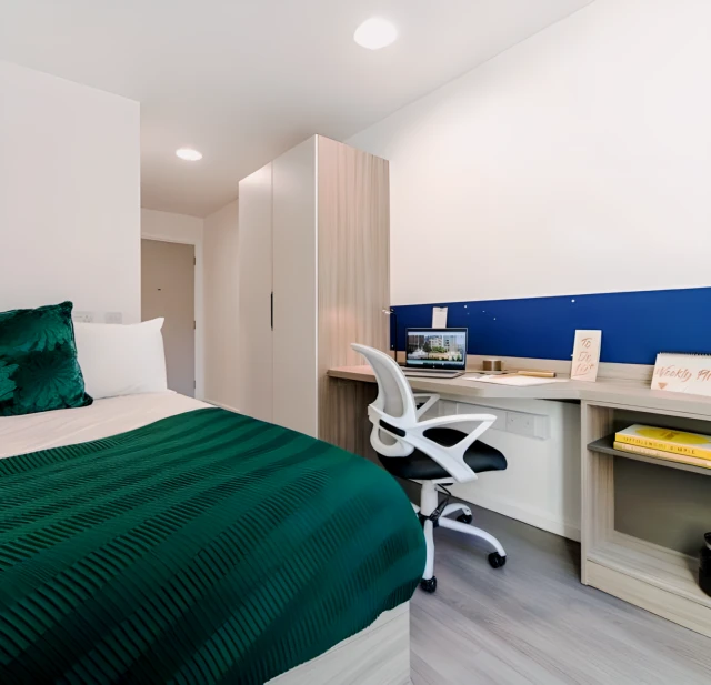 Snug double ensuite bedroom a 5-minute walk from the University of Sheffield Diamond Building residence near 17 Hollis Croft, Sheffield