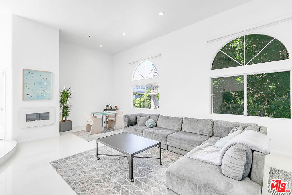 840 N Croft Avenue 301, Los Angeles CA, 9006963623849697027121