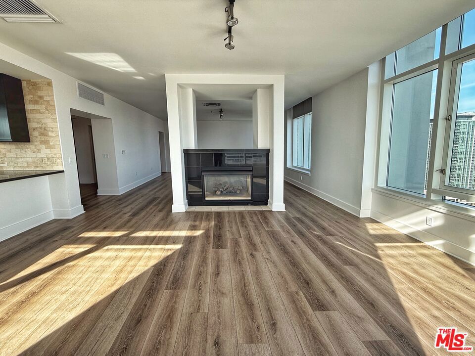 717 W Olympic Boulevard 2604 Los Angeles CA, 9001564111647672706120