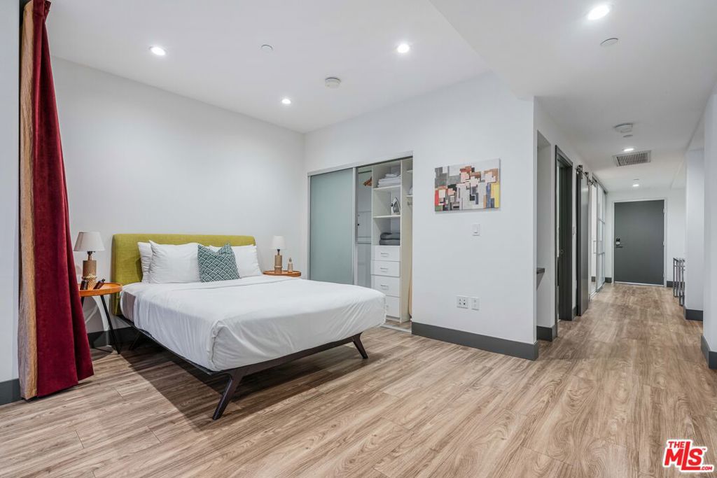 932 S Hill Street 405 Los Angeles CA, 9001564099375242627121