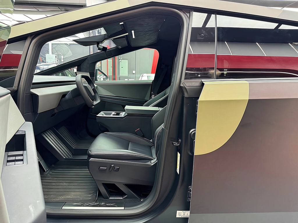 2024 TESLA CYBERTRUCK DUELO DE BATERÍAS63323064351107123