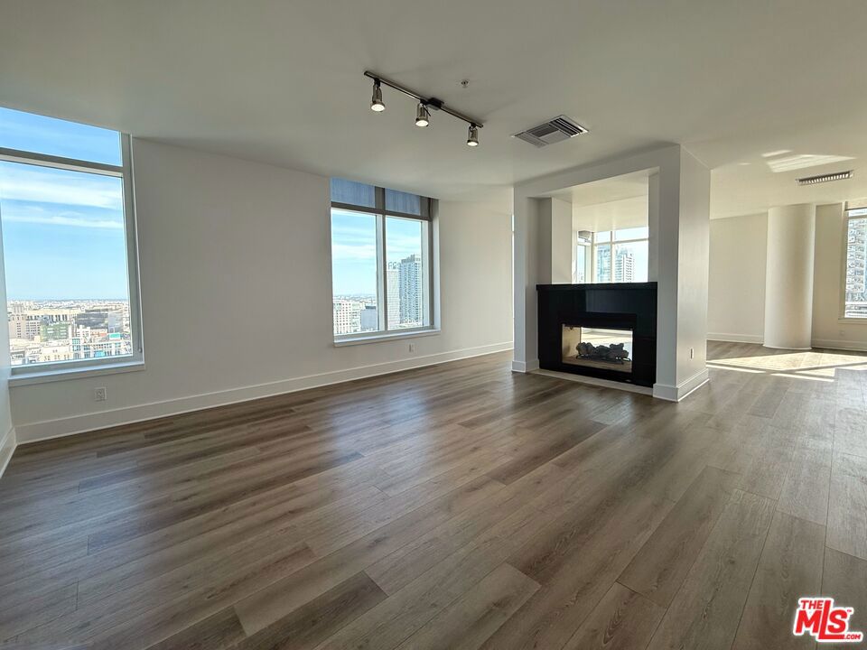 717 W Olympic Boulevard 2604 Los Angeles CA, 9001564111647672706121