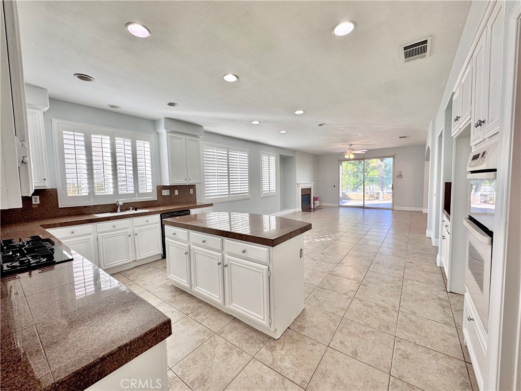 1083 Stanislaus Corona CA, 9288164122446314114122