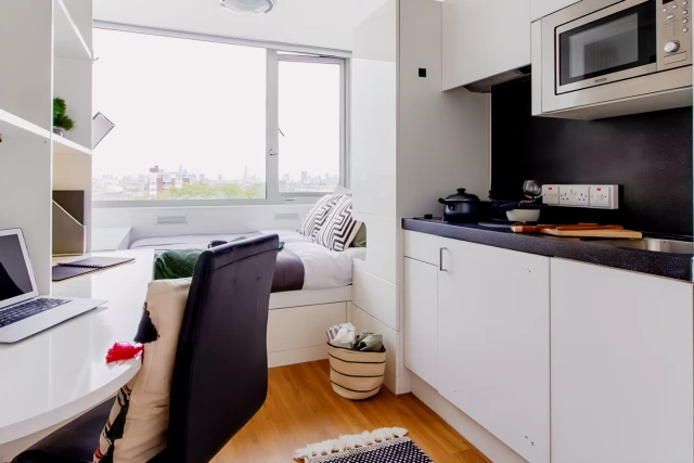 Gold En-suite Mid Level Lnt Canvas Walthamstow, London