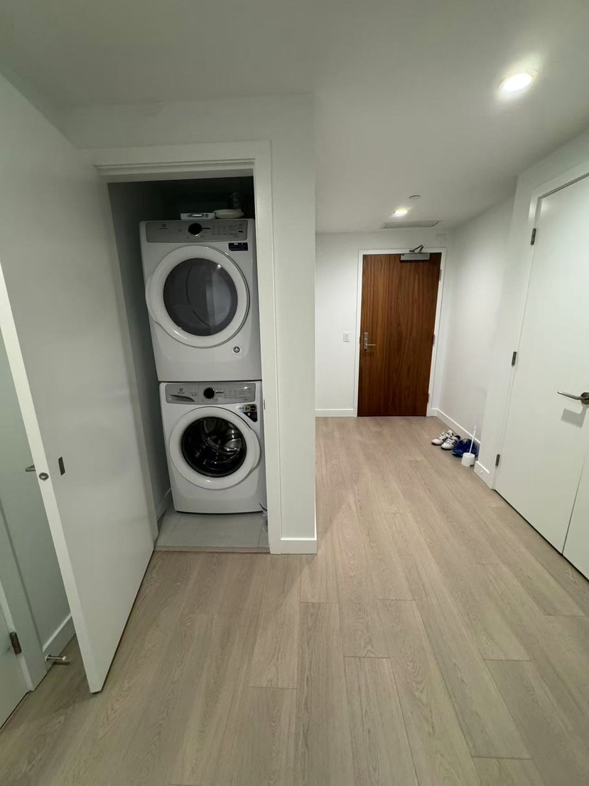 Metrotown – Spacious 2 Bed 2 Bath + Den Condo for Rent63610310658049120