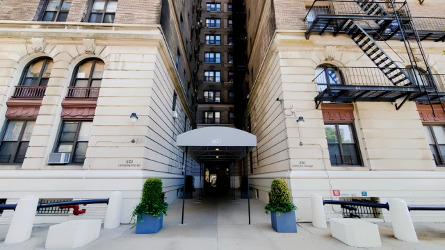601 West 110th Street (Residencia Universitaria)63659270880001121