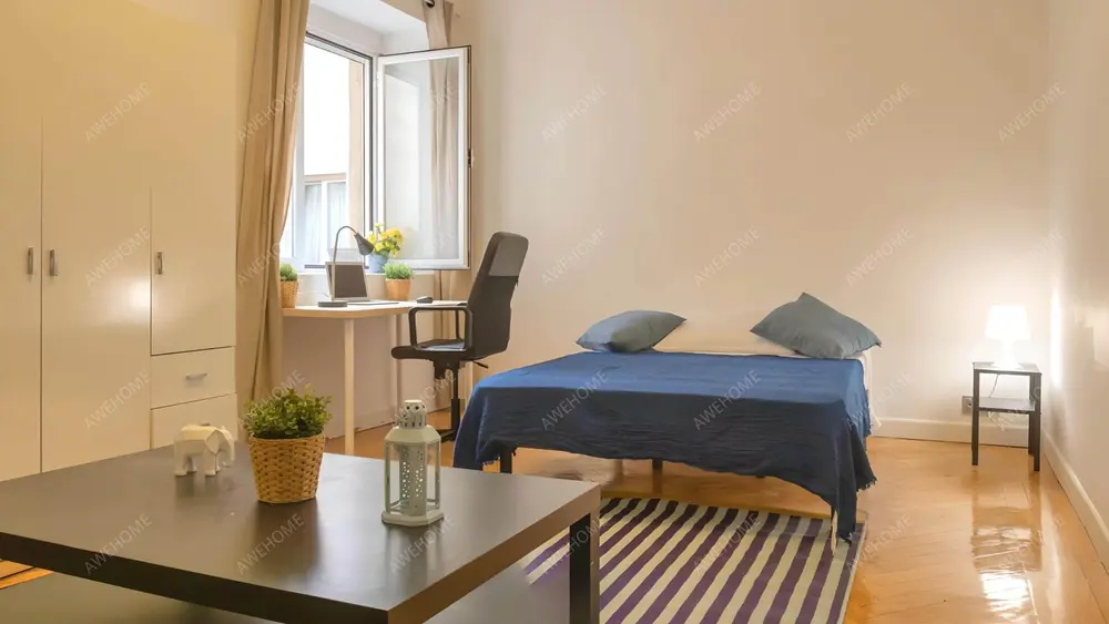 Dormitorio doble luminoso en Madrid, cerca de los Jardines de Sabatini