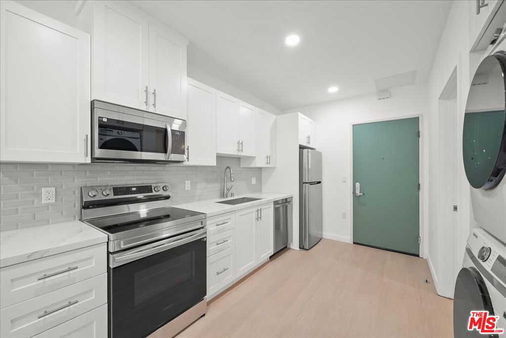 3977 Beverly Boulevard 102 Los Angeles CA, 9000464133904625409122