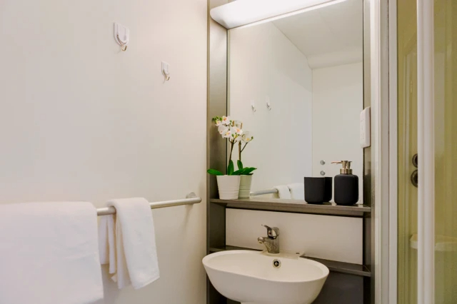 Lit Islington Residence64087674351233126