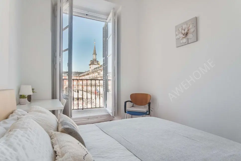 Snug double bedroom with balcony near Plaza Mayor