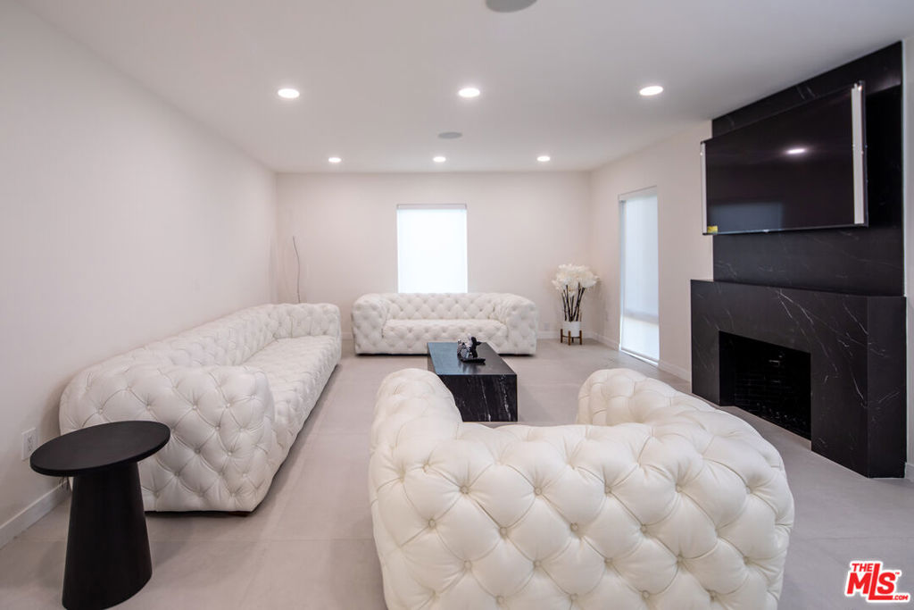 9432 Oakmore Road Los Angeles CA, 9003563770301107203122