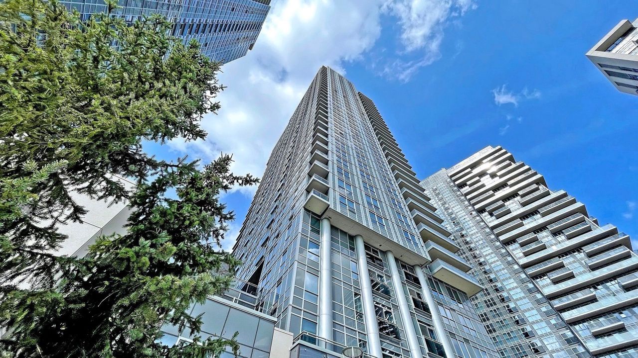 2503 255 Village Green Square