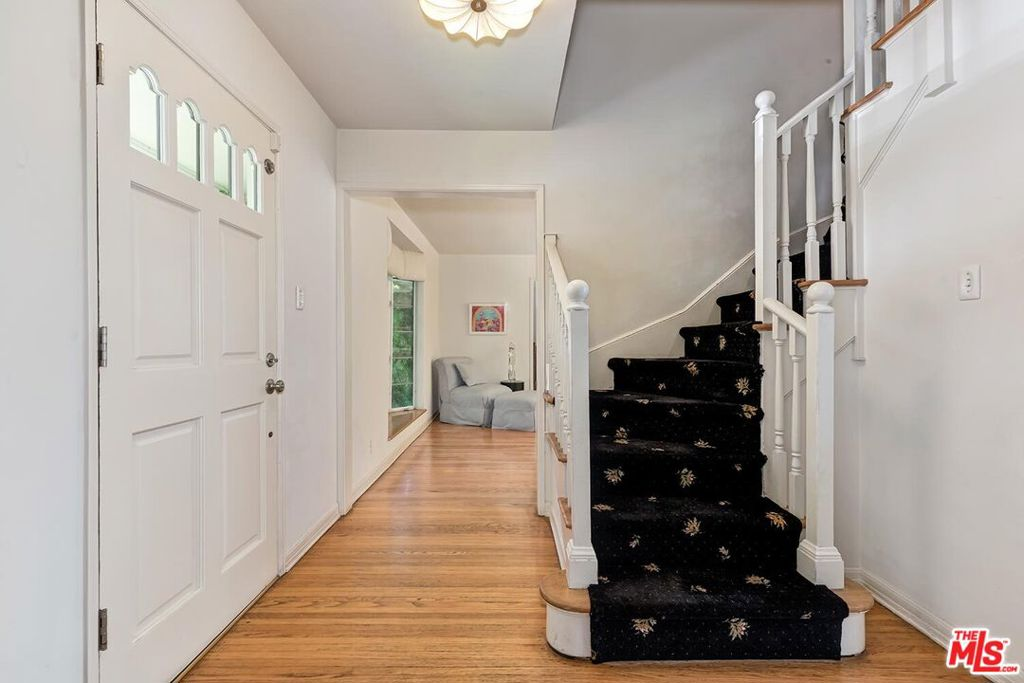 1041 Chantilly Road, Los Angeles CA, 9007763590718353411121