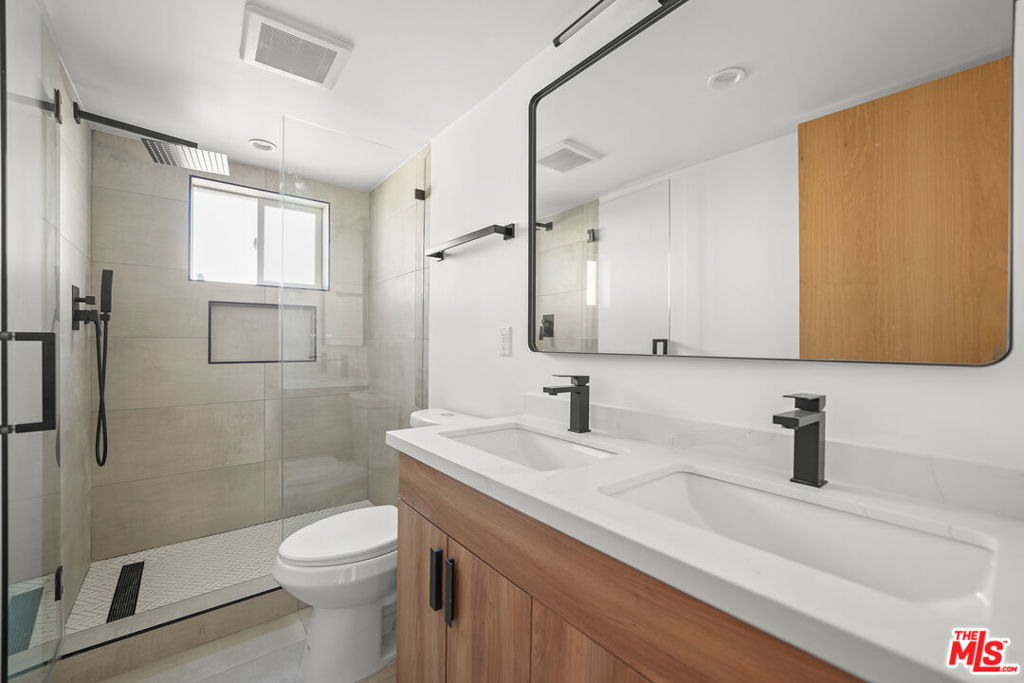 819 N Mccadden Place 2 Los Ángeles CA, 9003864087137740801122