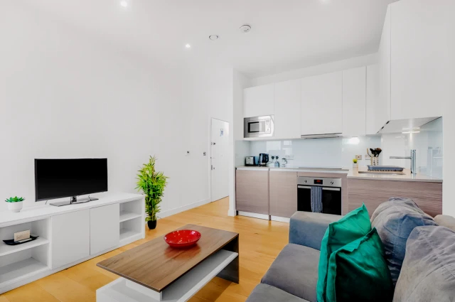 Heathrow Central Apartments64100621612547122