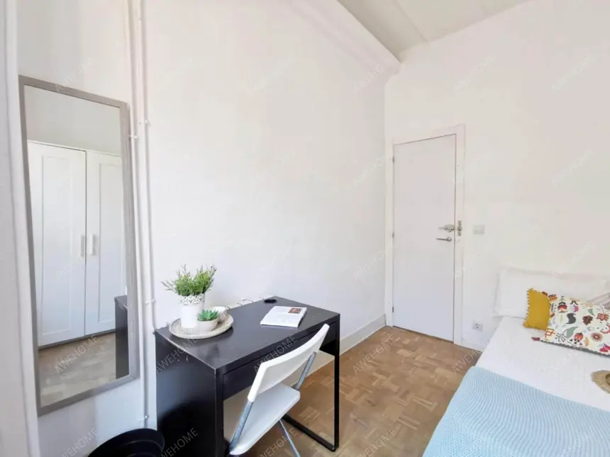 Single bedroom in the Palacio district of Madrid