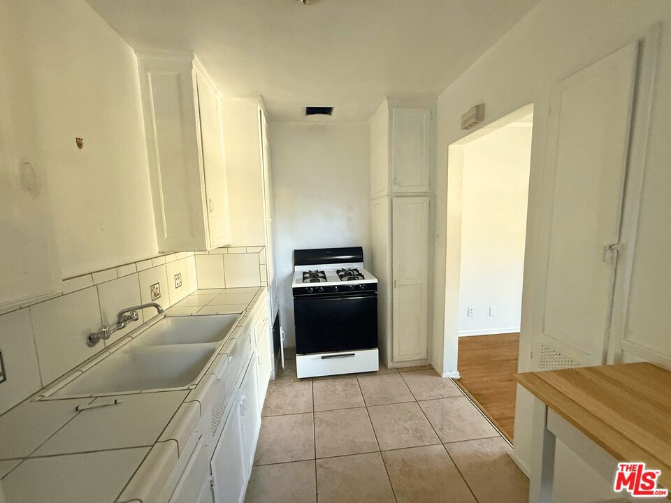 883 N Hoover Street Los Angeles CA, 9002964101138433666122