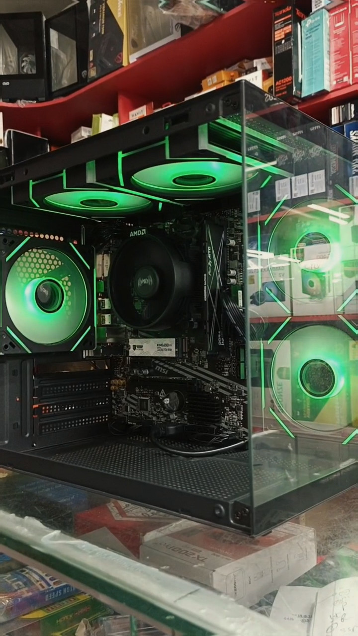 PC personalizada con iluminación RGB verde y procesador Intel