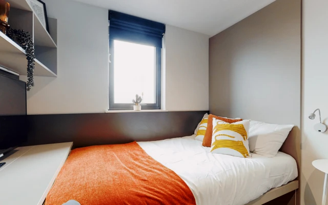 Lit Ealing Residence64088785836545126