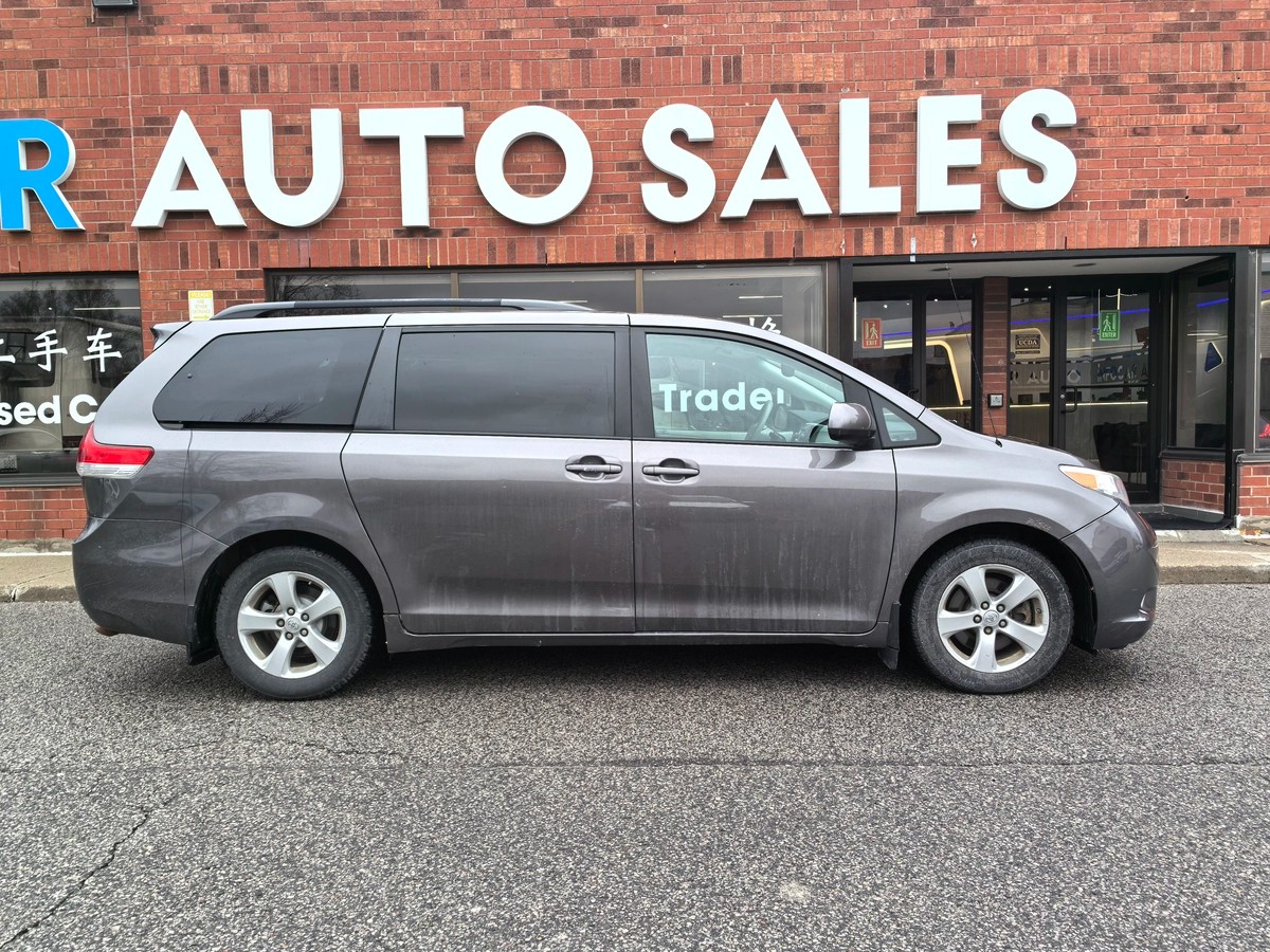 2011 Toyota Sienna LE 8-PASS64154271270658121