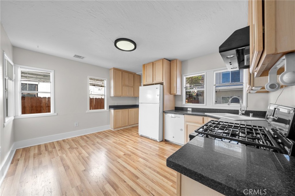 $4,000/month 1244 N Las Palmas Los Angeles CA, 9003864086598684033120