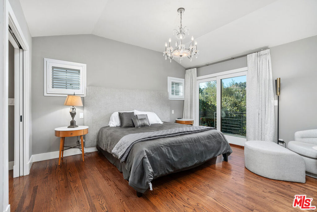 2444 Carman Crest Drive Los Angeles CA, 9006863789091179265122