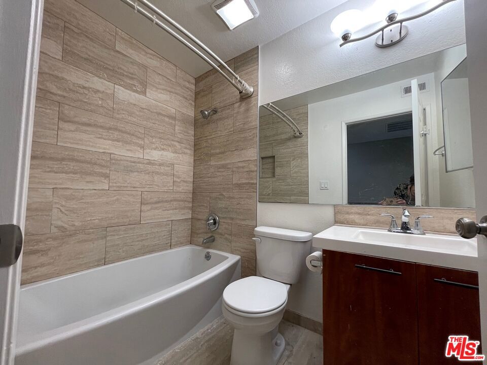 7327 Willoughby Avenue 3 Los Angeles CA, 9004664085085700866121