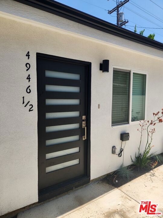 4946 1/2 S Topanga Boulevard Woodland Hills CA, 9136463659416337921120