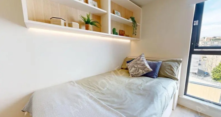 iQ Bristol-Gold En Suite
