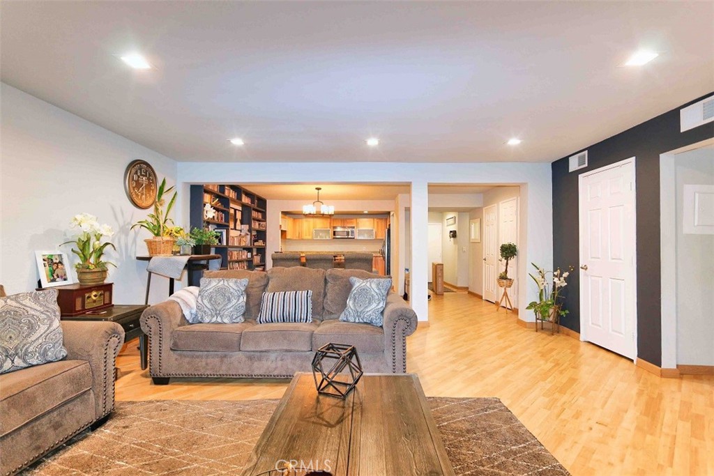 18324 Clark Street 205 Tarzana CA, 9135664134838697601120