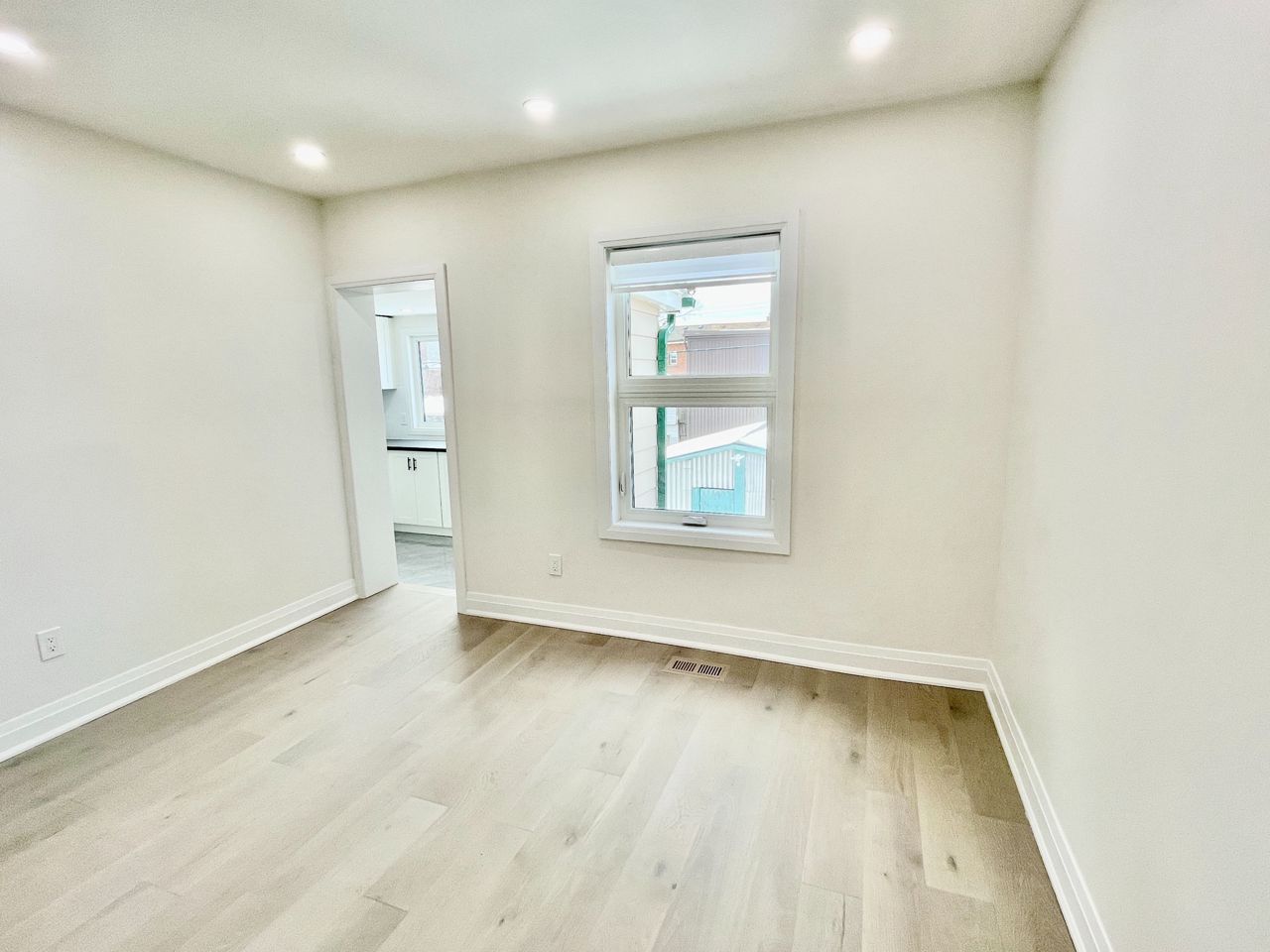 Upper 20 St Clair Gardens